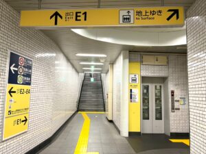 屋税理士事務所へのアクセス：新宿三丁目駅地下道E1出口から地上へ