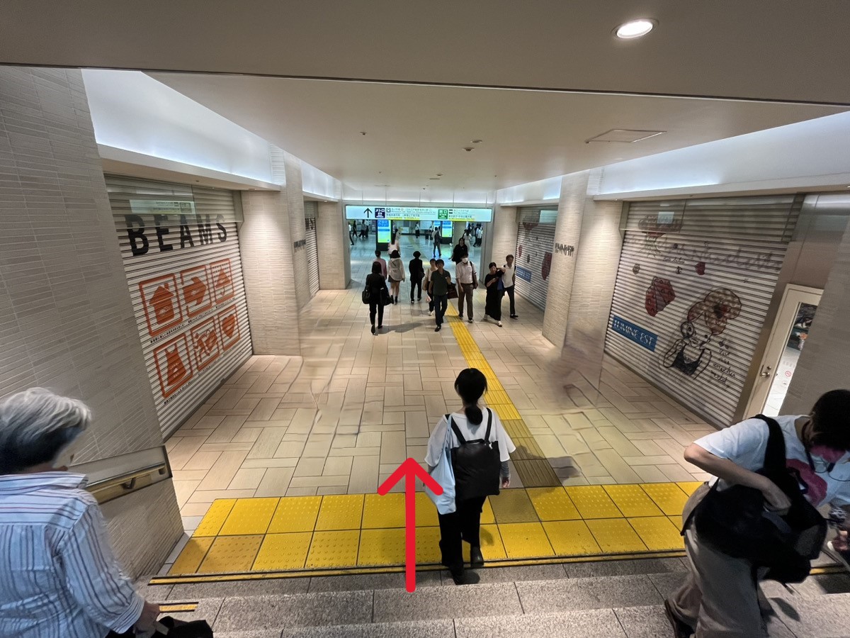 階段を降り新宿駅メトロ地下道へ