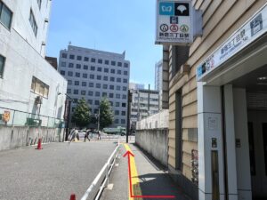 屋税理士事務所へのアクセス：新宿三丁目駅地下道E1出口から明治通りへ