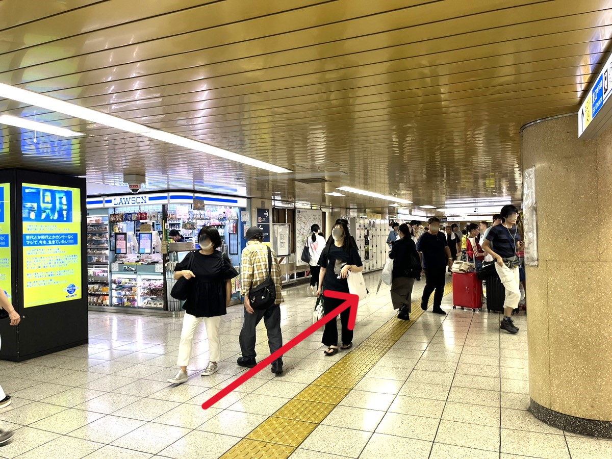 新宿メトロ地下通路を新宿三丁目方面へ進む